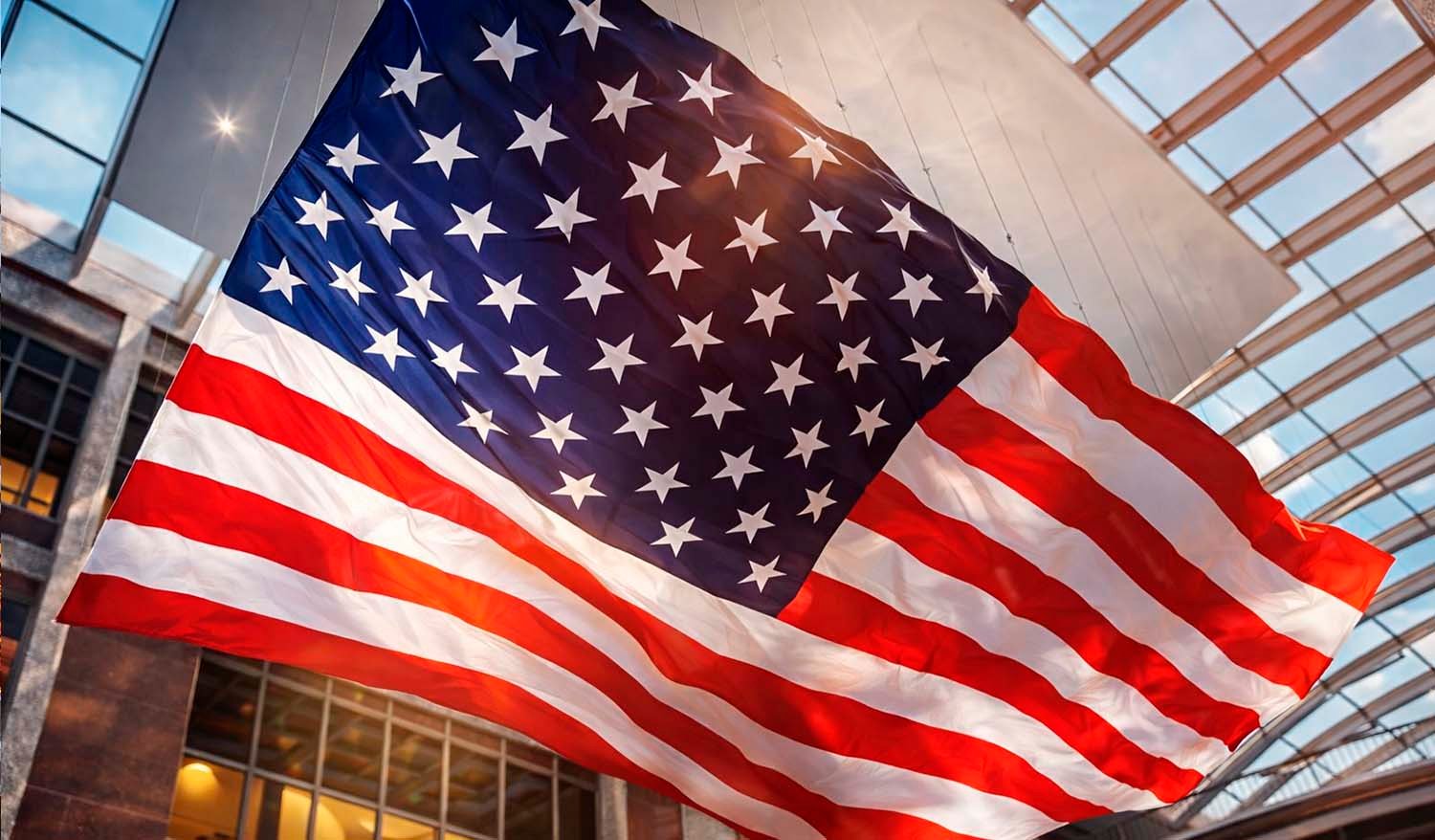 Крупноформатный флаг США, подвешенный в атриуме под стеклянной крышей, — развевающееся полотно со звёздами и красно-белыми полосами формирует выразительную пространственную доминанту.