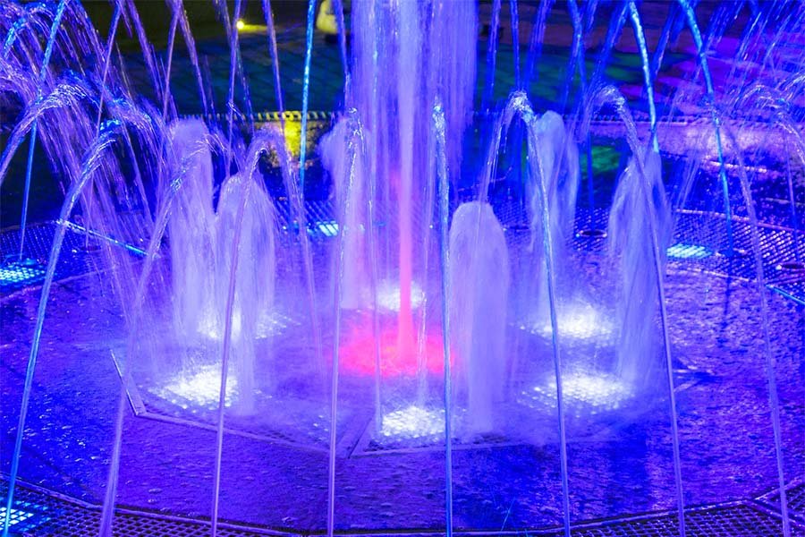Сухий пішохідний фонтан перед бізнес-центром