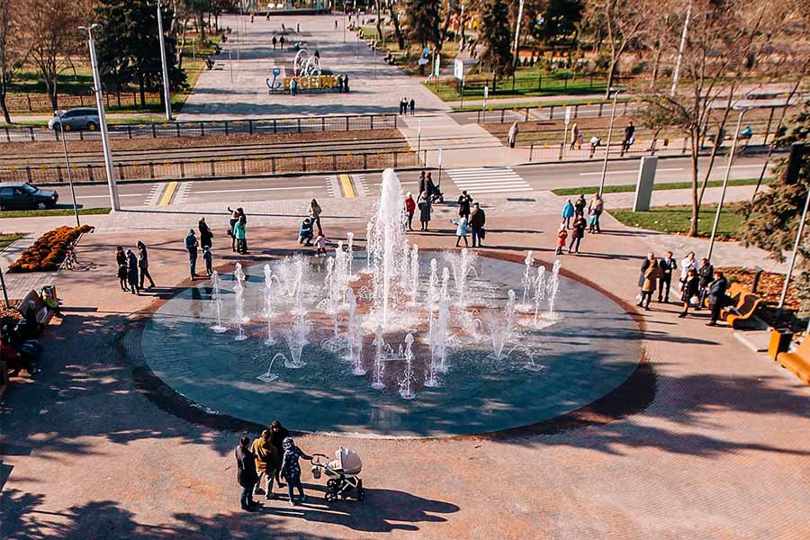 Музичний світловий фонтан з поворотними насадками