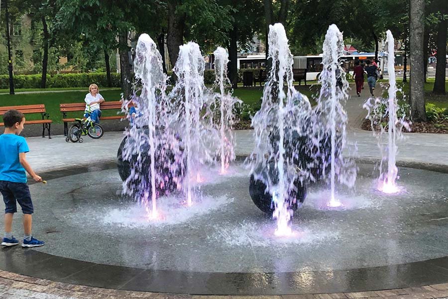 Сухий пішохідний фонтан у Куренівському парку Києва