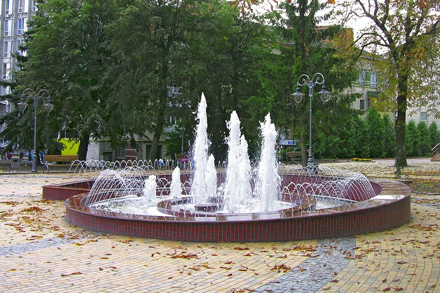 Фонтанний ансамбль на центральній площі Вінниці
