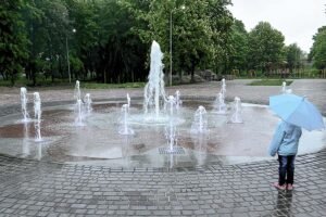 Сухой пешеходный фонтан в городском парке